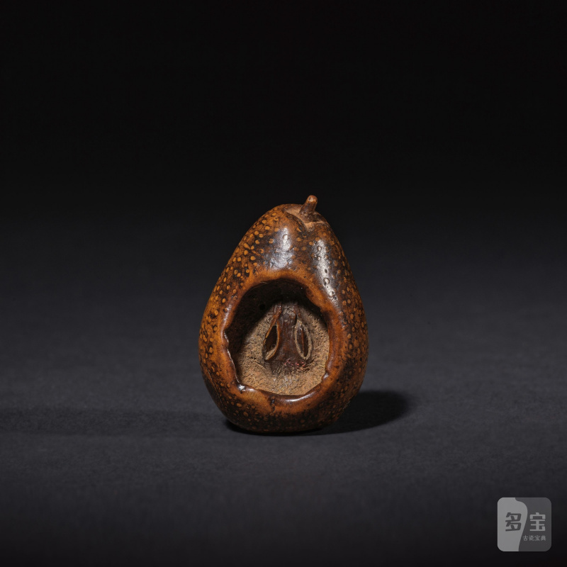 木彫根付 梨 銘「馬山」 19世紀 | NETSUKE EN BUIS REPRÉSENTANT UNE POIRE